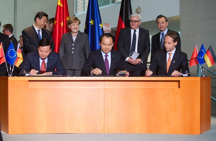 Xi Jinping and Angela Merkel witness the signing of Sino-German Resources Regeneration Base